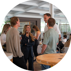 Blije mensen aan het borrelen