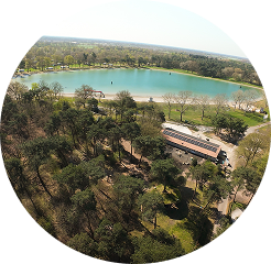 Bos met water en horecagelegenheid