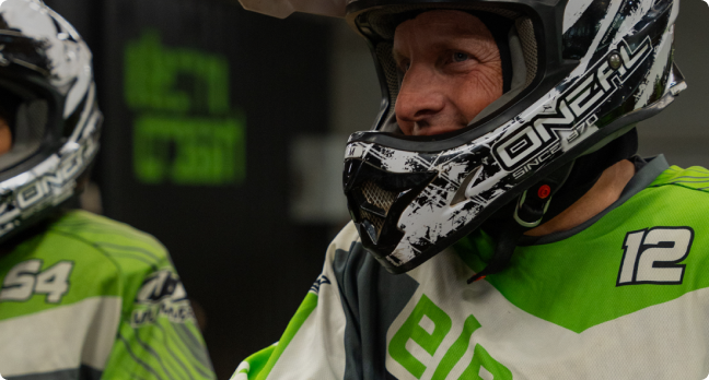 Lachende crossers met een helm en crosskleding aan