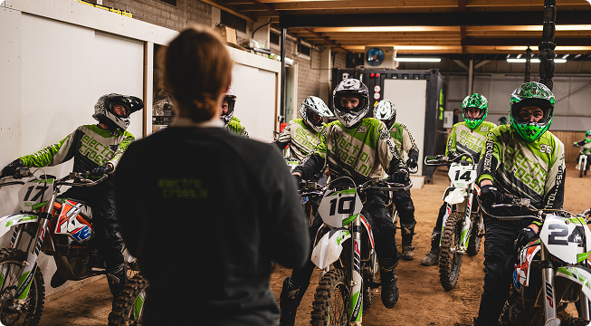 Instructeur die voor groep crossers staat