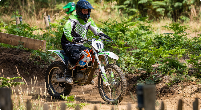 Crosser die door de bossen rijdt