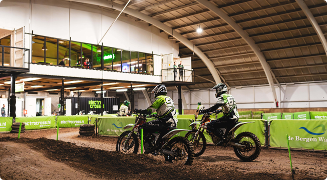 Crossers die op de binnenbaan rijdenn met de horecagelenheid erboven