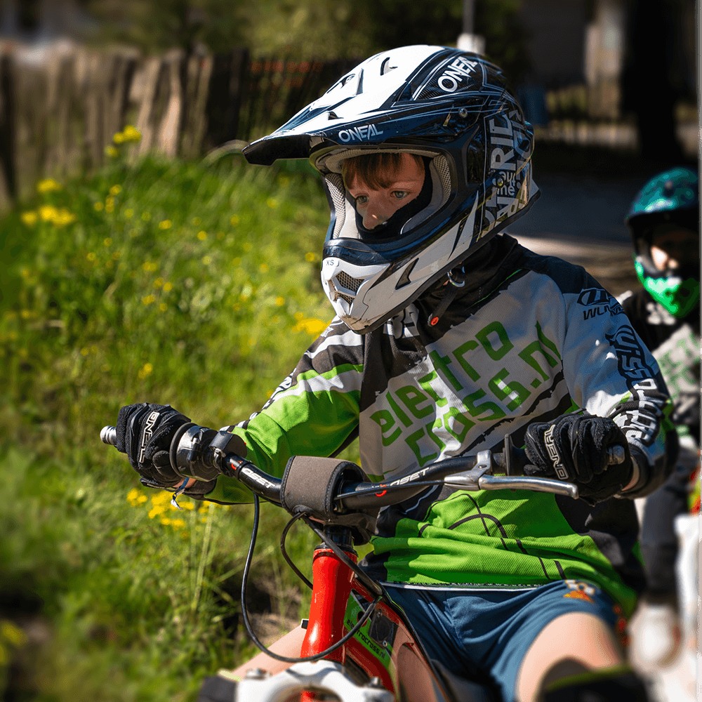 crosser rijdend op buitenbaan