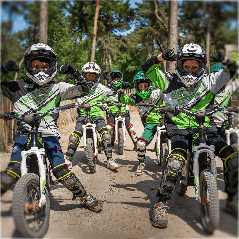 Groep kinderen die blij zijn na het crossen
