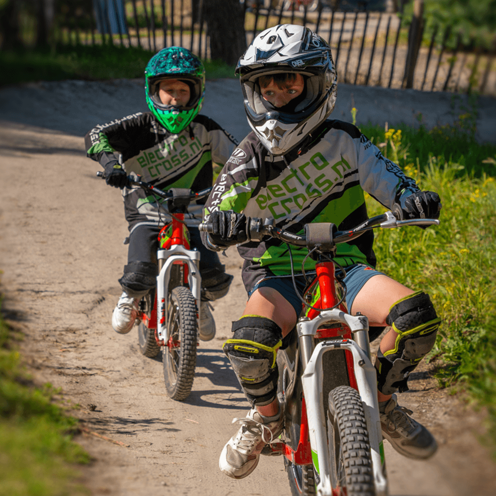 Kind crossend op buitenbaan