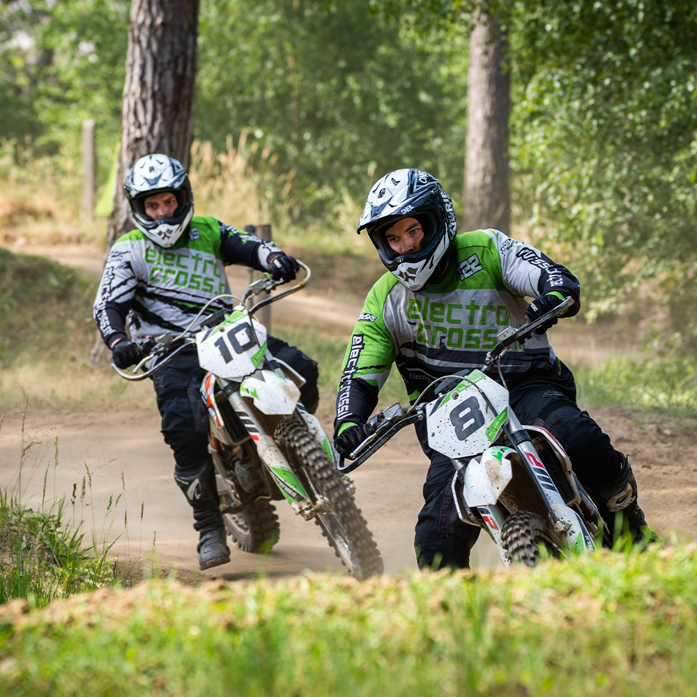 Crossers crossend op buitenbaan