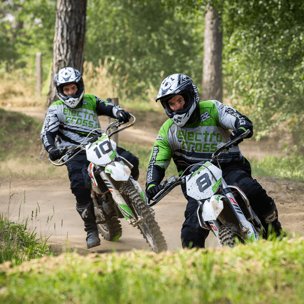 Crossers crossend op buitenbaan