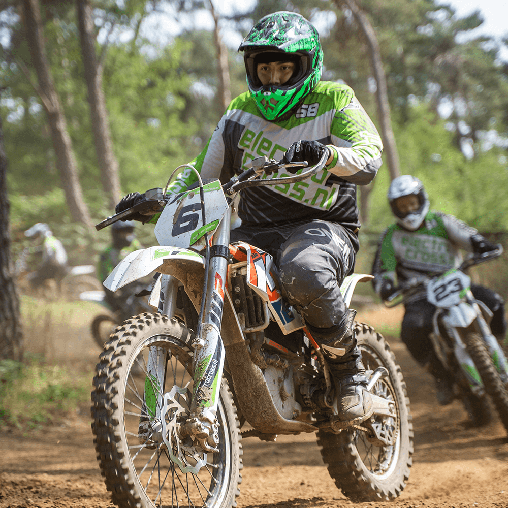 Crosser aan het crossen op buitenbaan