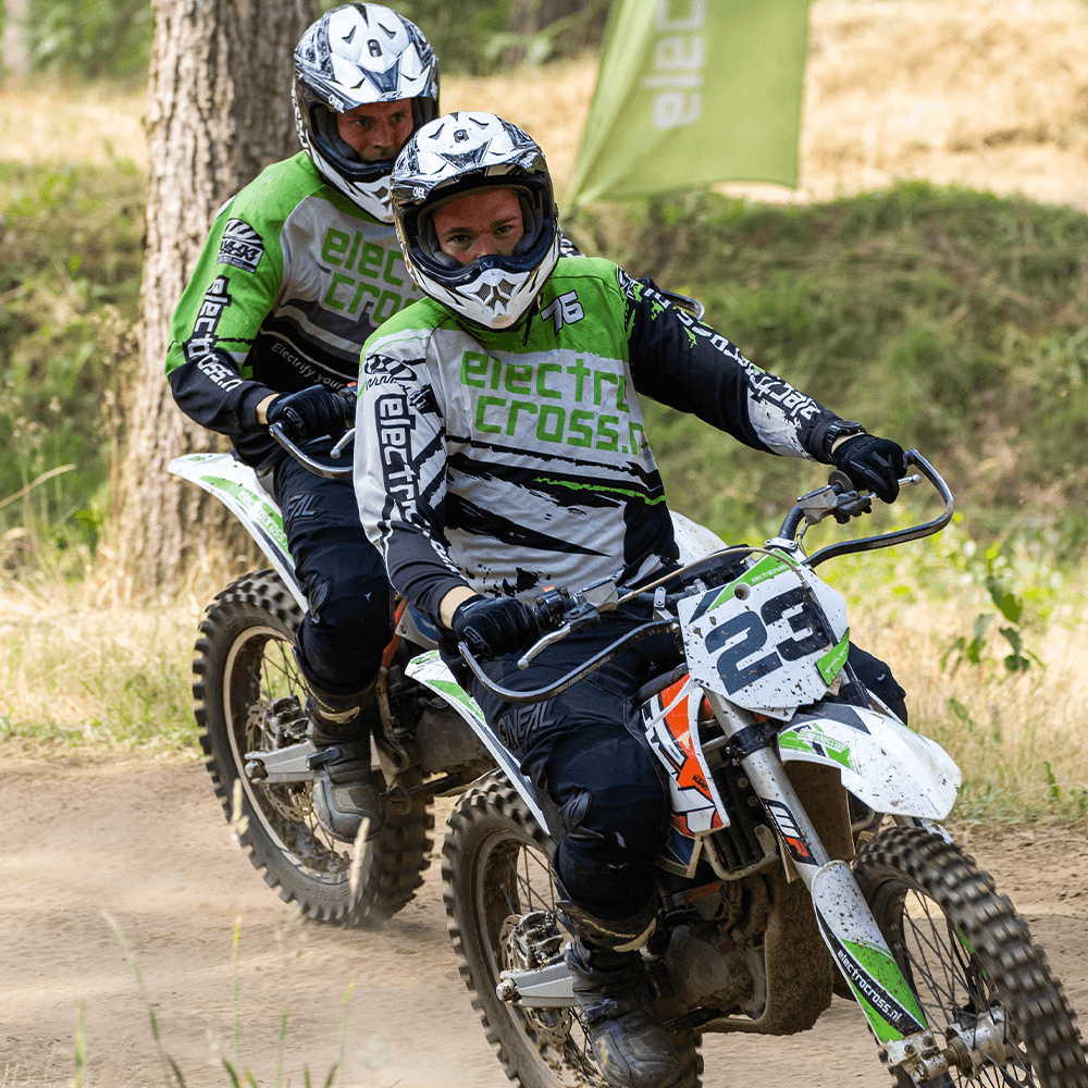 Blije mensen aan het crossen op buitenbaan