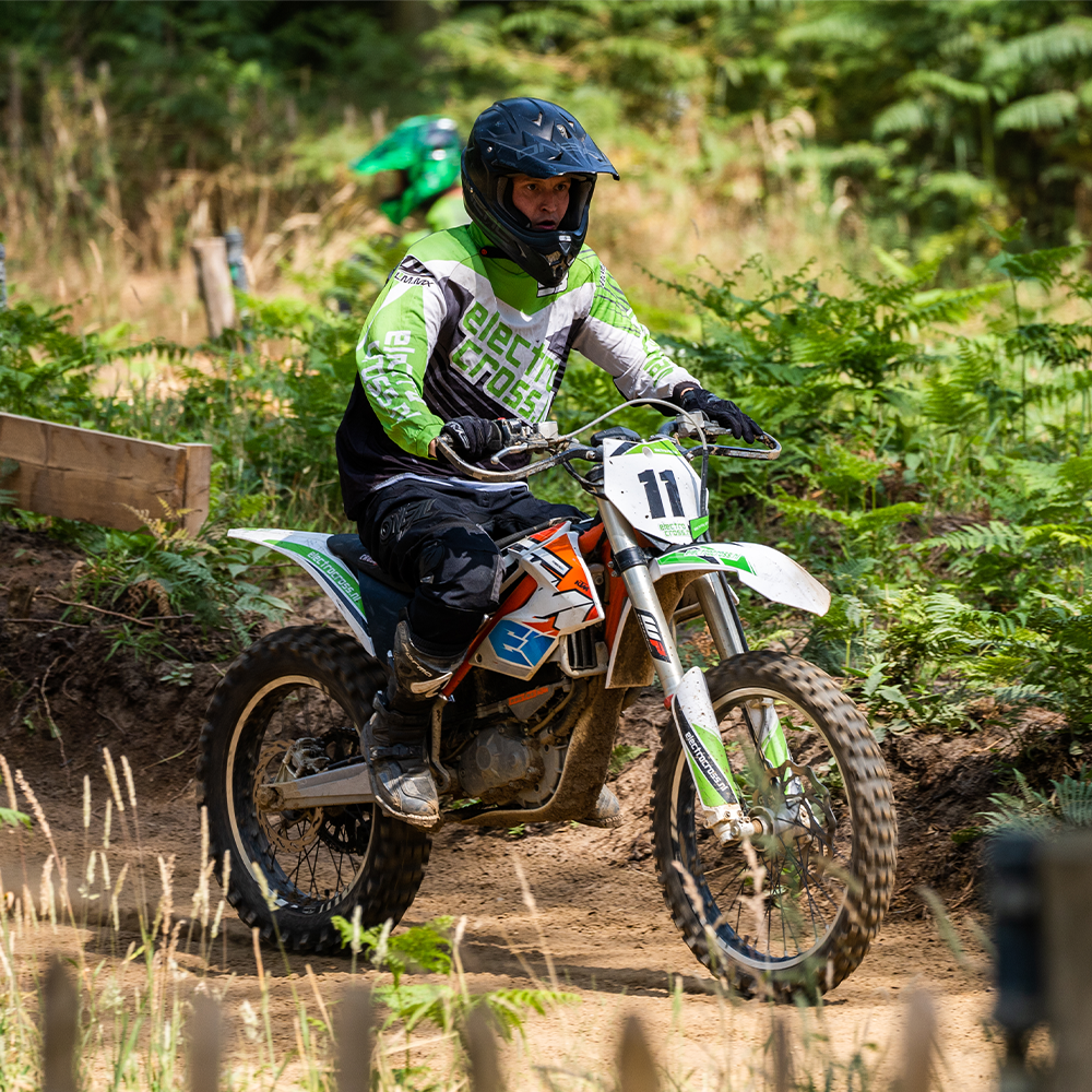 Electrocrosser die rijdt door bos