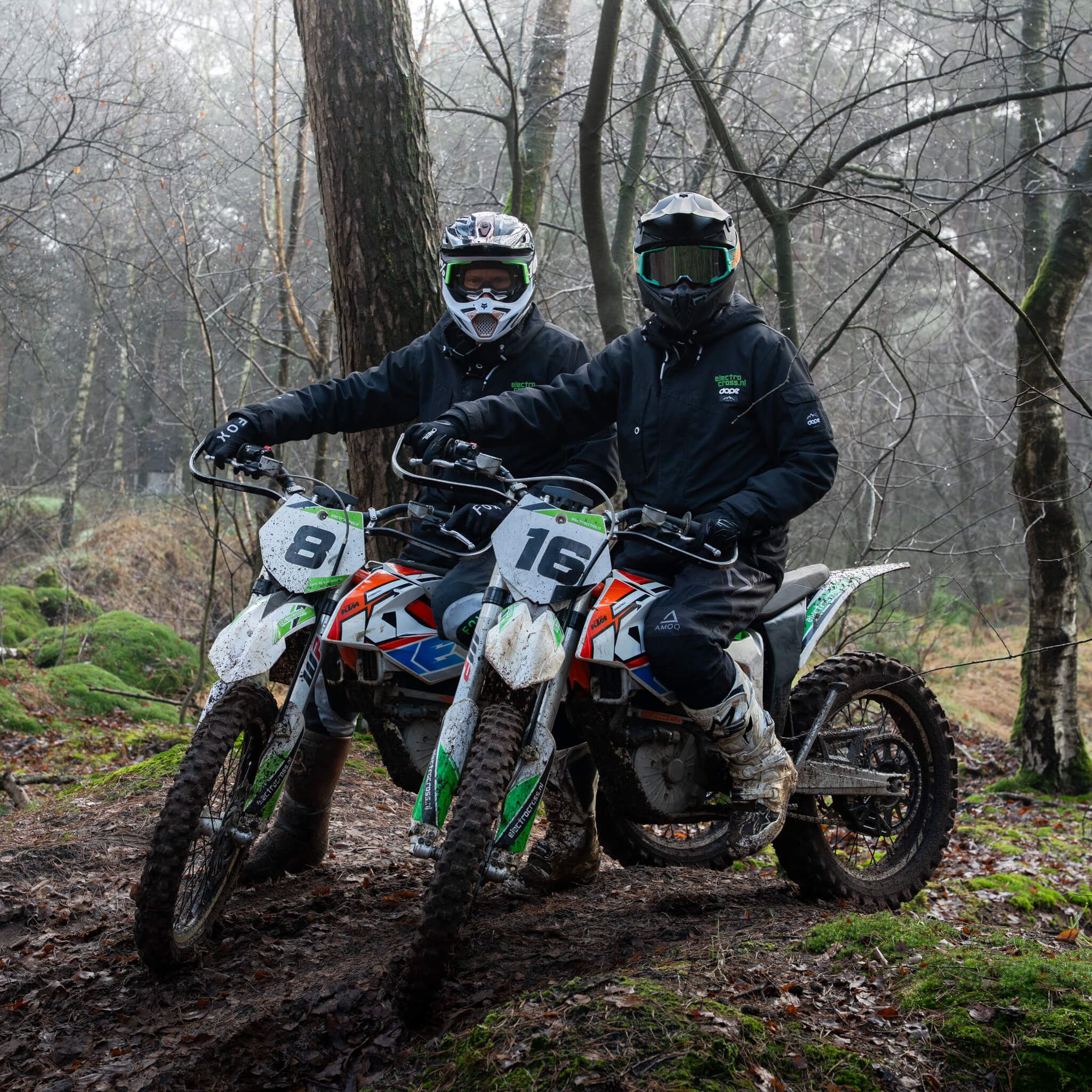 Enduro crossers die in het bos poseren.