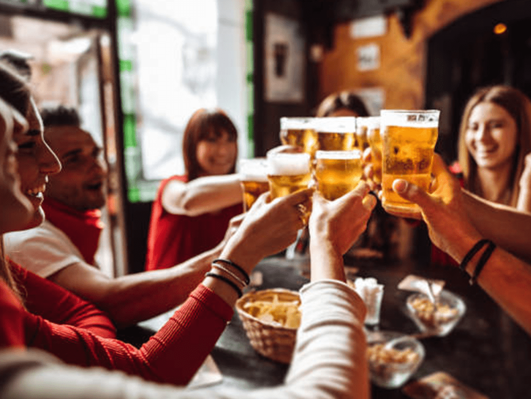 Blije mensen die proosten bij borrel