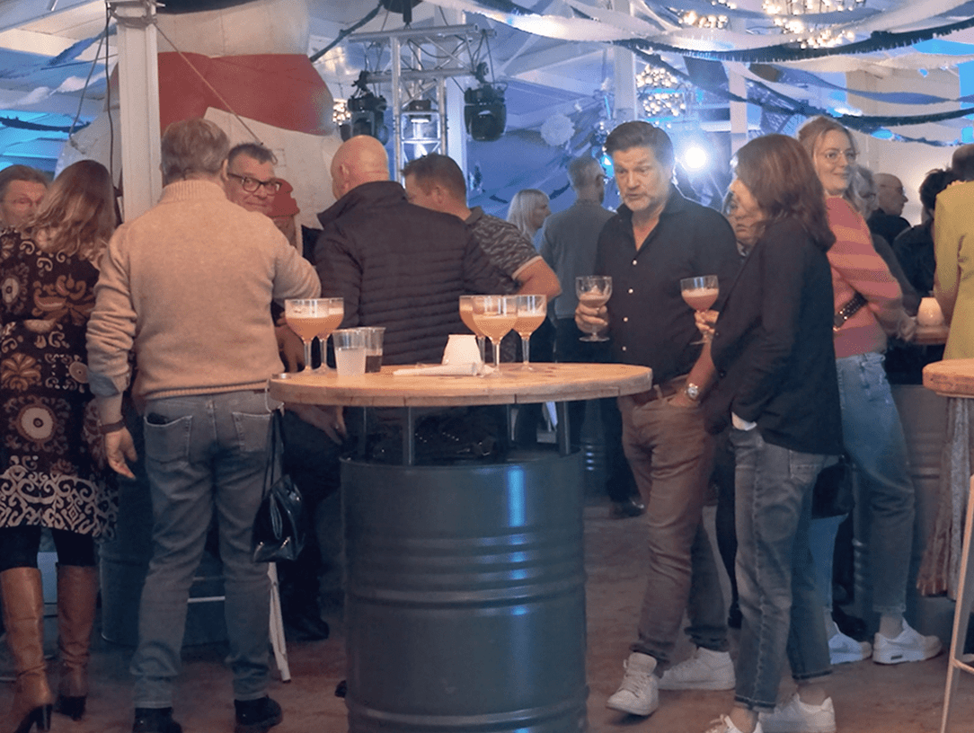 Blije mensen aan het drinken op feestavond