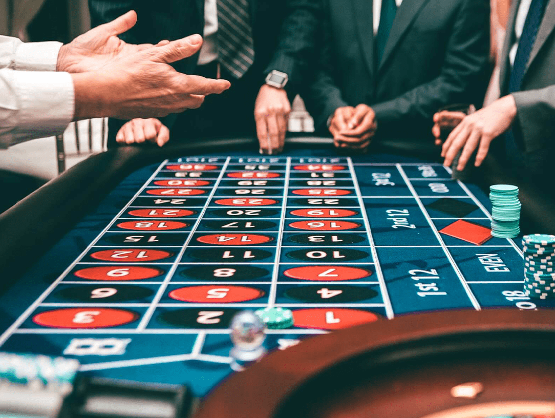 Mensen die roulette spelen in casino