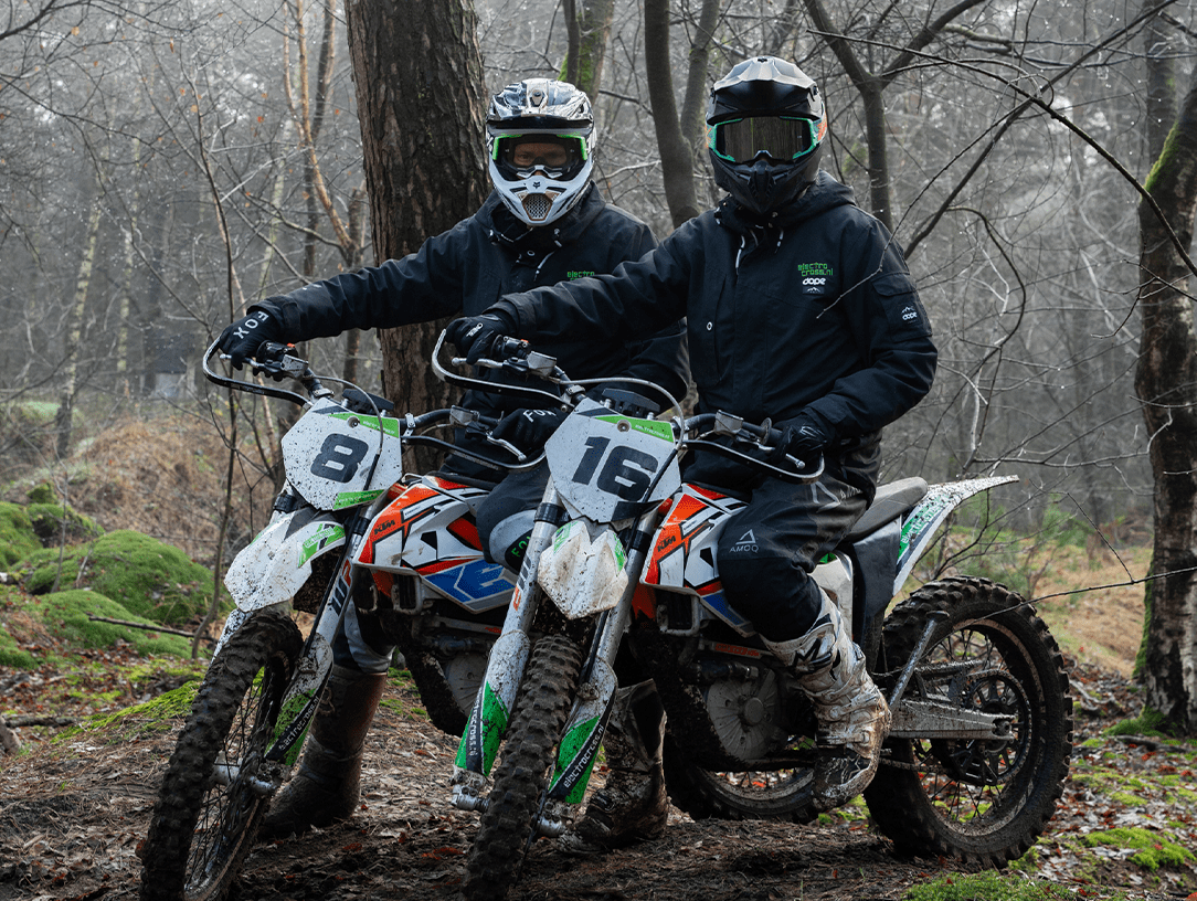 Outdoor crossers die poseren in bos