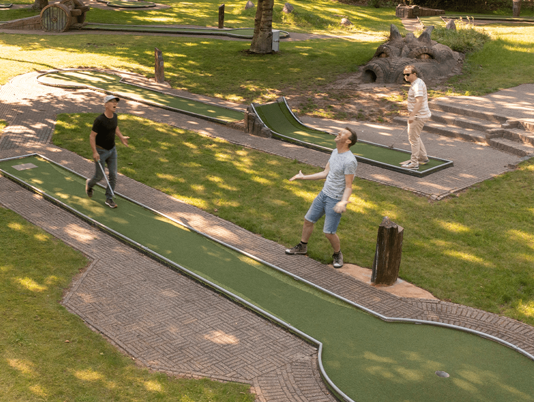 Blije mensen die minigolf spelen