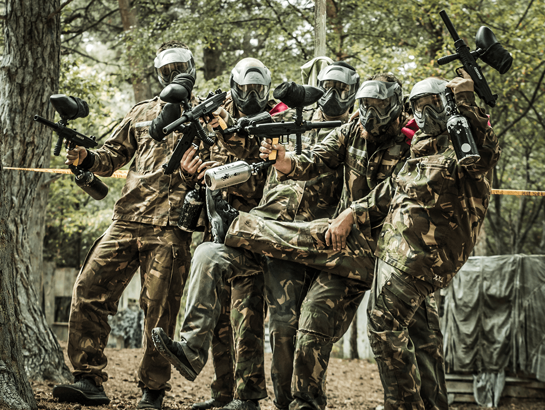 Groep mensen die paintballen