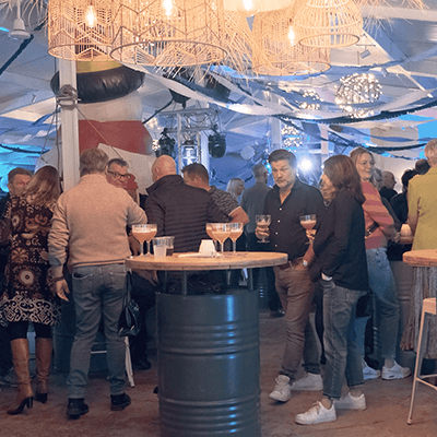 Mensen aan het borrelen tijdens feestavond