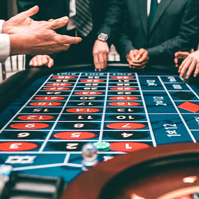 Mensen die roulette spelen in casino