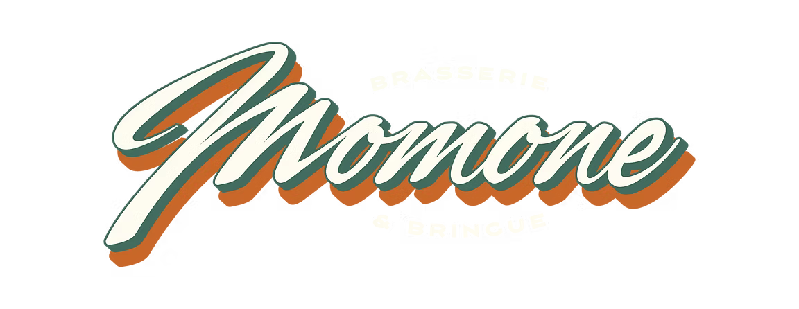 Logo du mot Momone en style script avec ombre orange et texte flou en arrière-plan.
