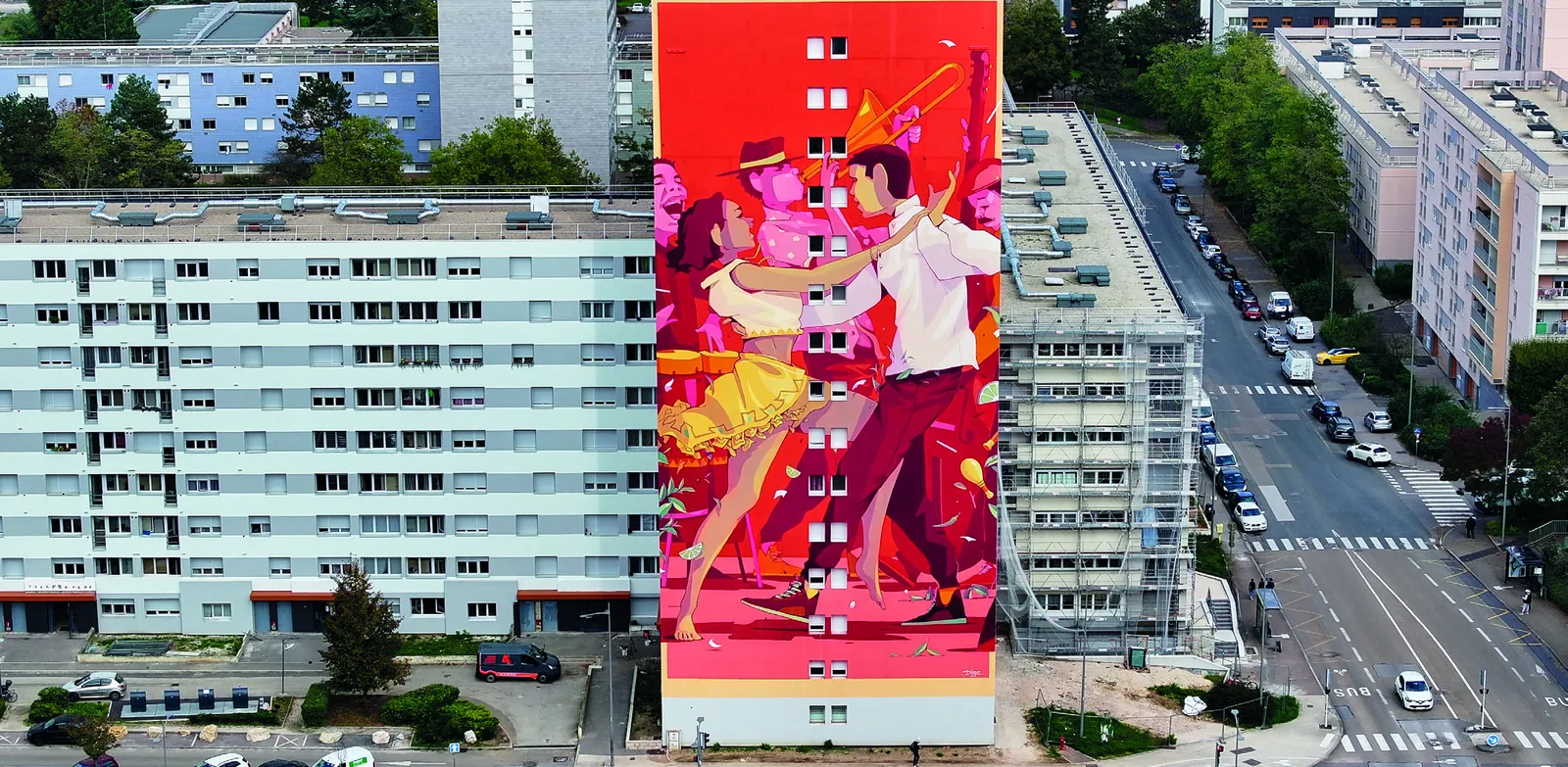 Fresque de Difuz sur une façade d'immeuble, vue aérienne