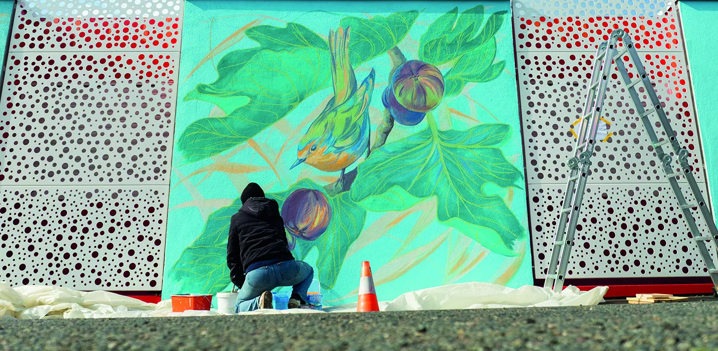 Limalima peignant une fresque végétale
