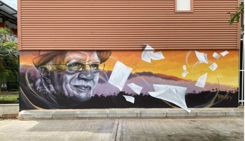 Fresque de Brady pour Le Crous fait le mur : portrait d'un homme à lunettes et feuilles de papier qui s'envolent