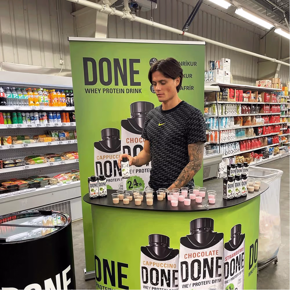 Róbert Samaniego at a supermarket, introducing Done drinks.