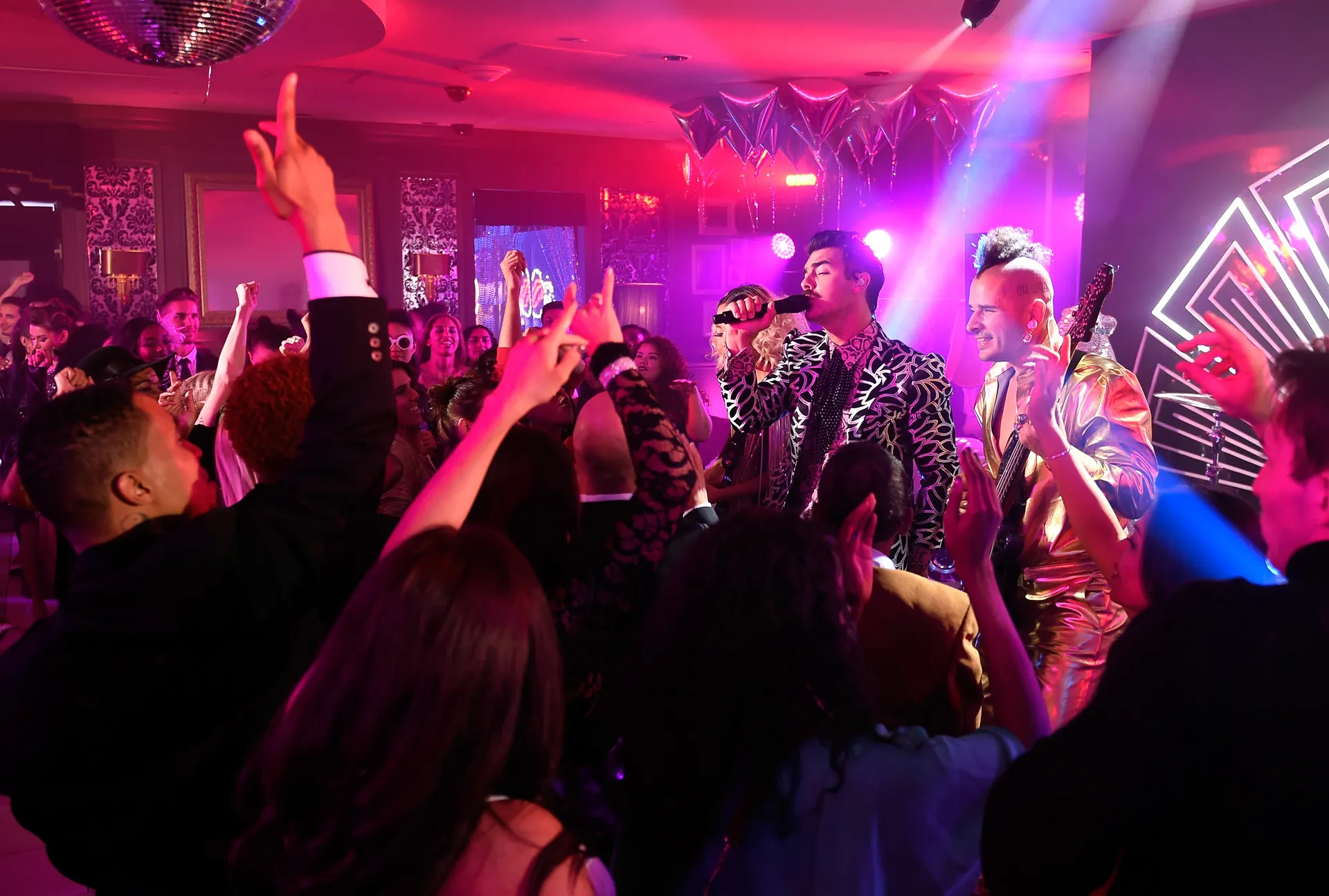 DNCE performing at the MTV VMA awards.