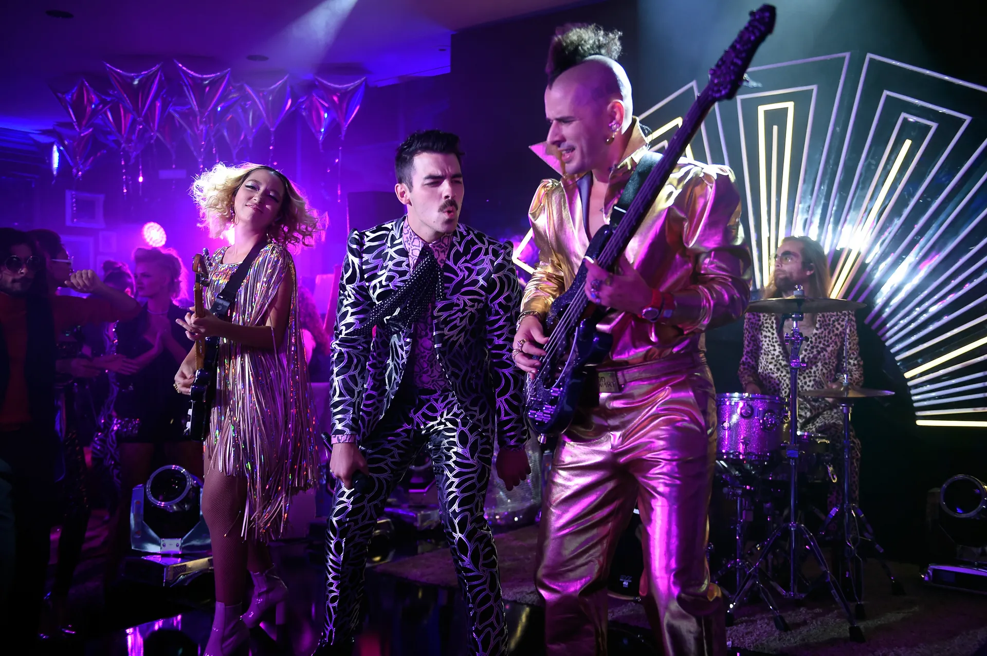 DNCE performing at the MTV VMA awards.