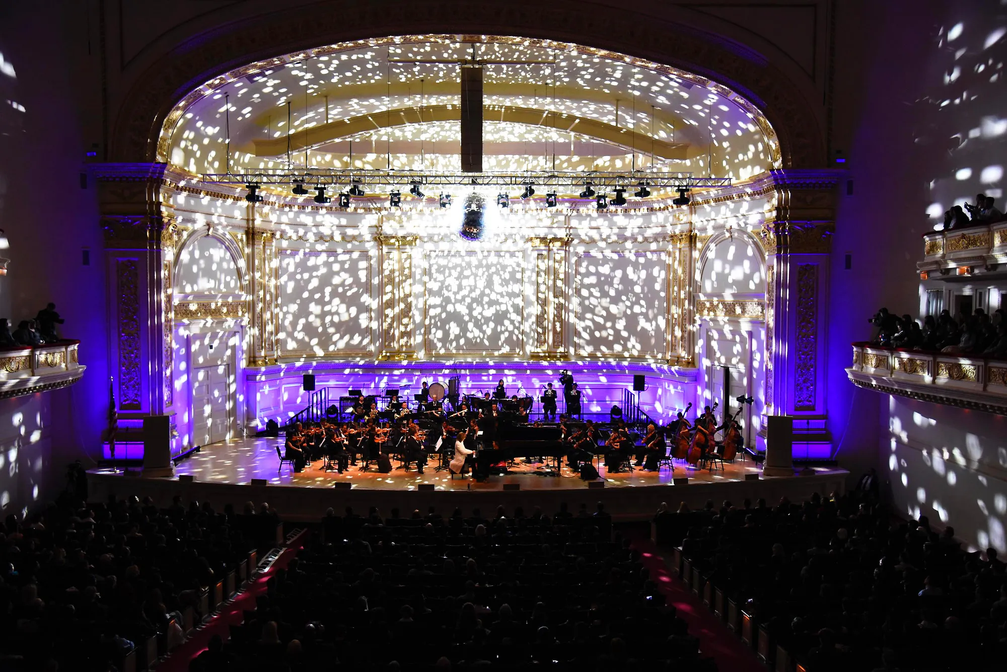 Yoshiki performing at the Carnigie hall with the Tokyo Philharmonic Orchestra.