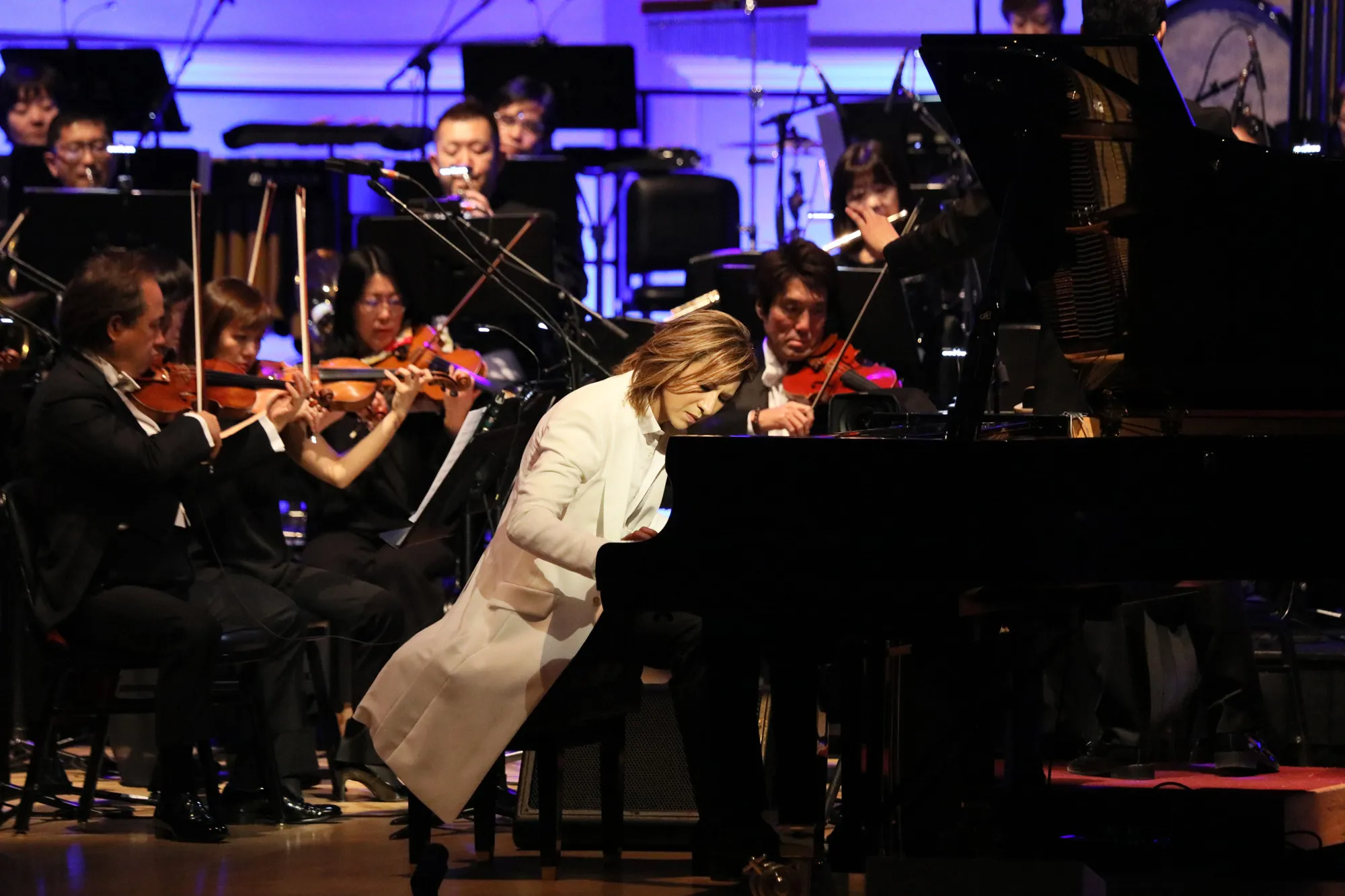 Yoshiki performing at the Carnigie hall with the Tokyo Philharmonic Orchestra.