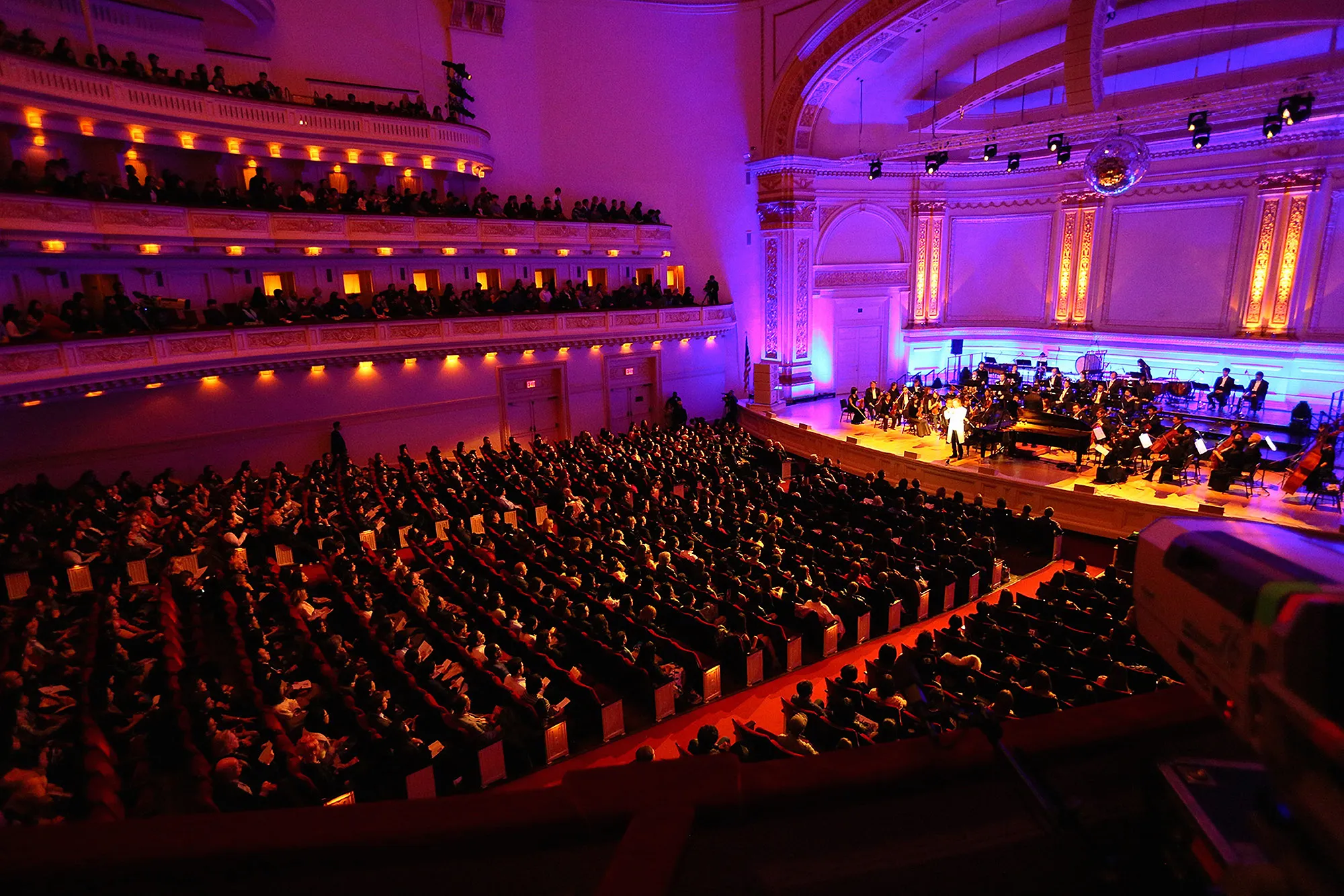 Yoshiki performing at the Carnigie hall with the Tokyo Philharmonic Orchestra.