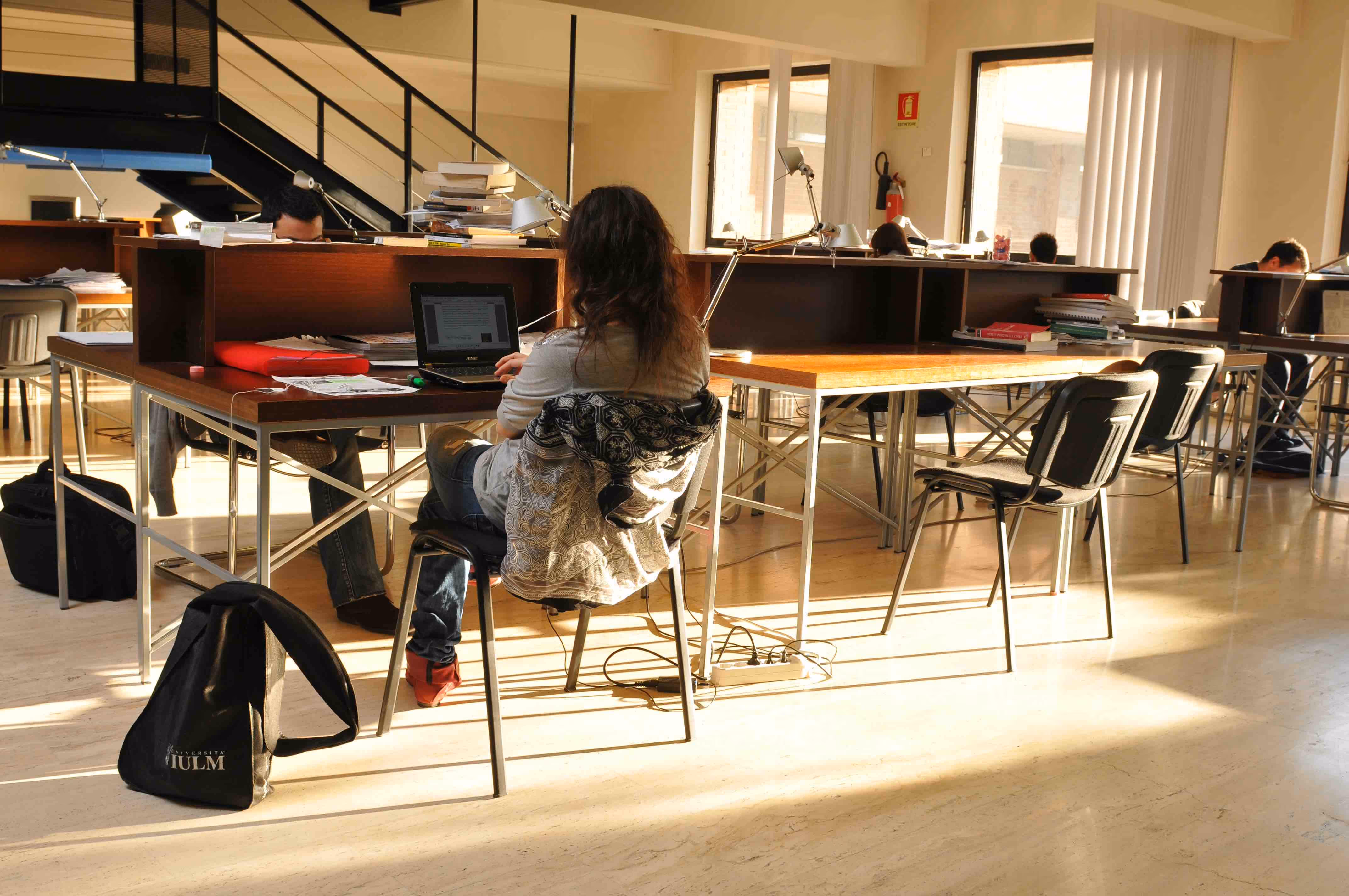 Compagni di collegio che giocano insieme