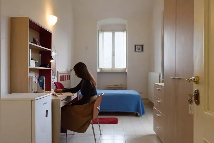 Compagne di collegio che studiano insieme