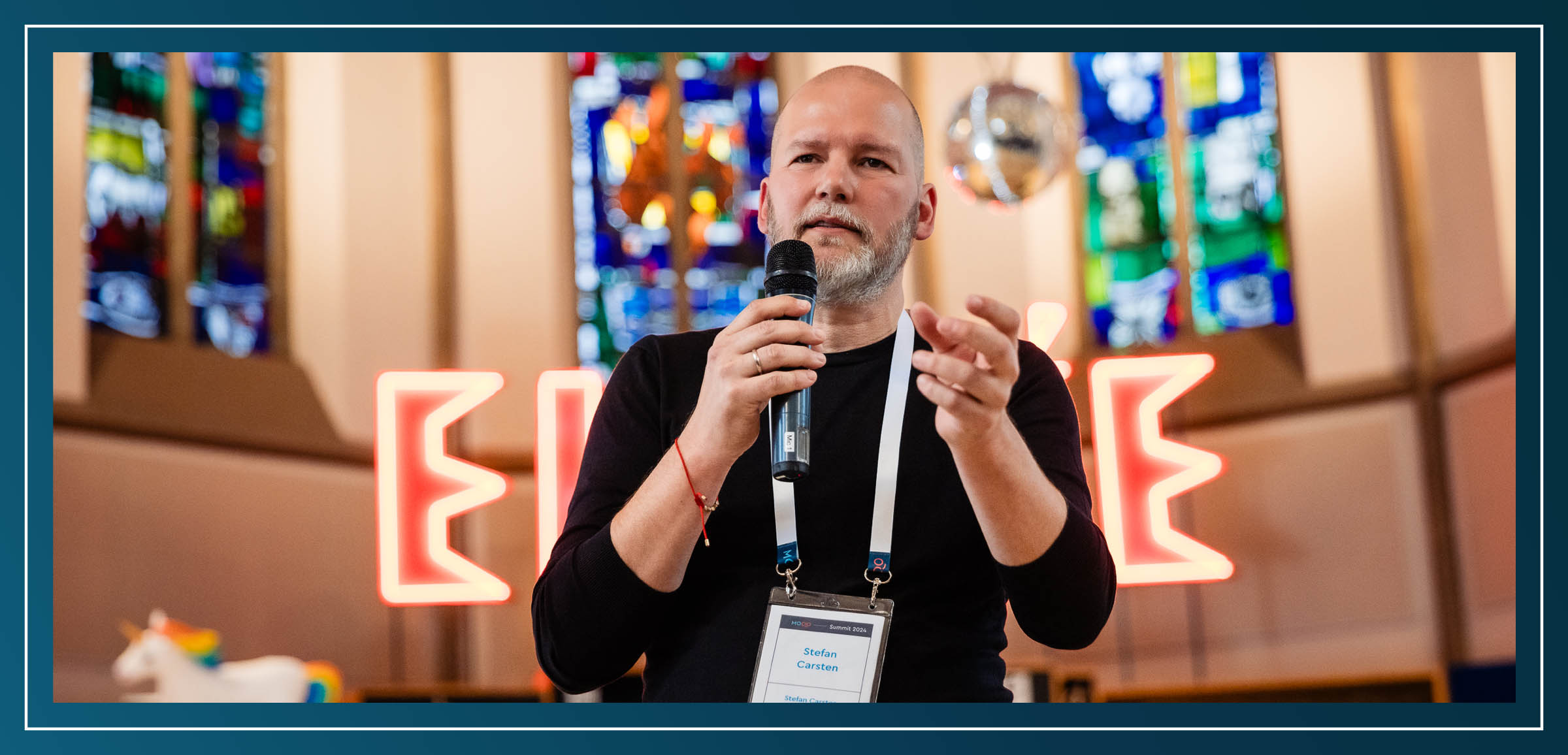 Stefan Carsten on stage at MOQO Summit 2024
