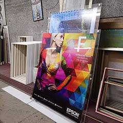 Enmarcado entre dos acrílicos con distanciador metálico