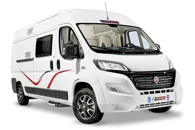 Witte Challenger camperbus met zwarte en rode details geparkeerd op een witte achtergrond.