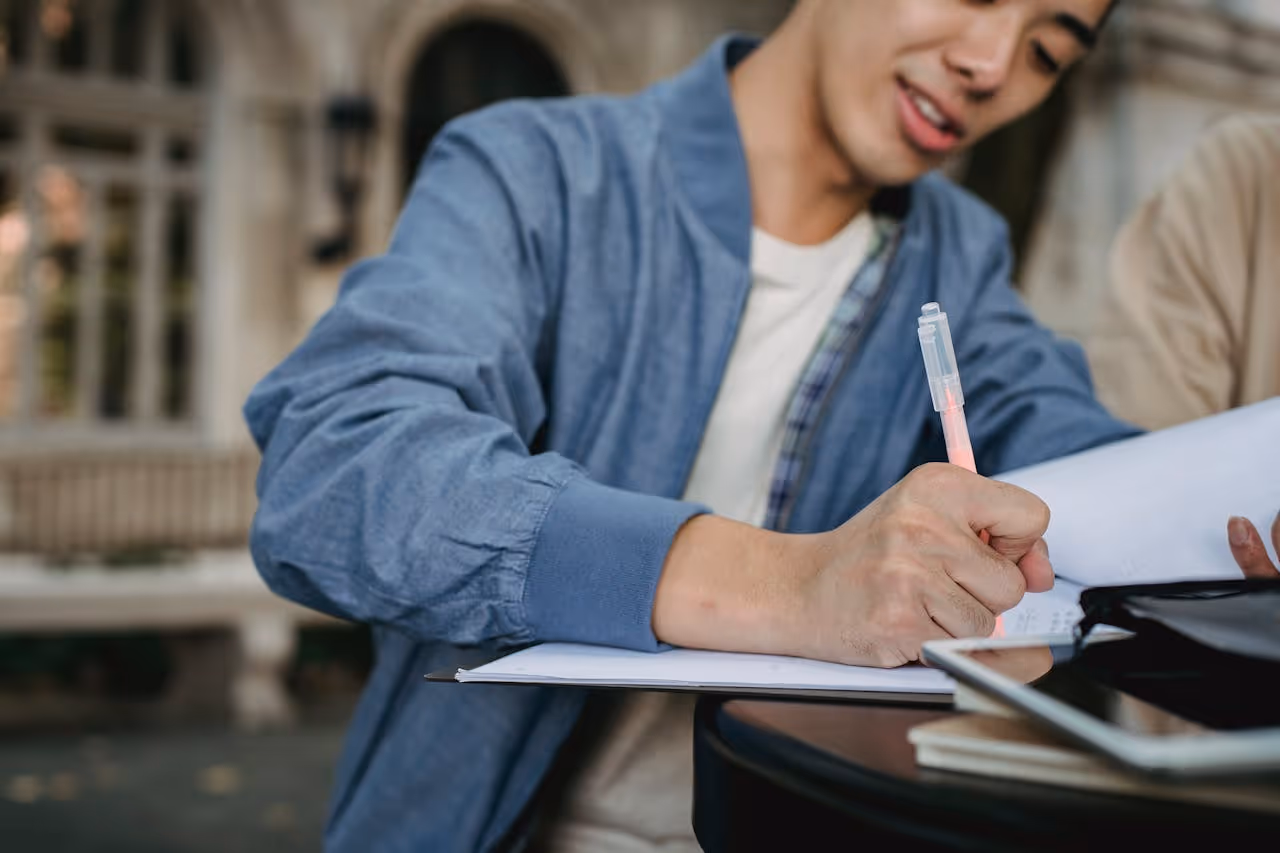 学生在笔记本上做笔记