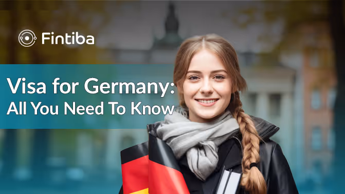 Junge Frau mit blondem Zopf und Schal, lächelnd, hält die deutsche Flagge und Bücher mit dem Text "Visum für Deutschland: Alles, was du wissen musst" und dem Fintiba-Logo.