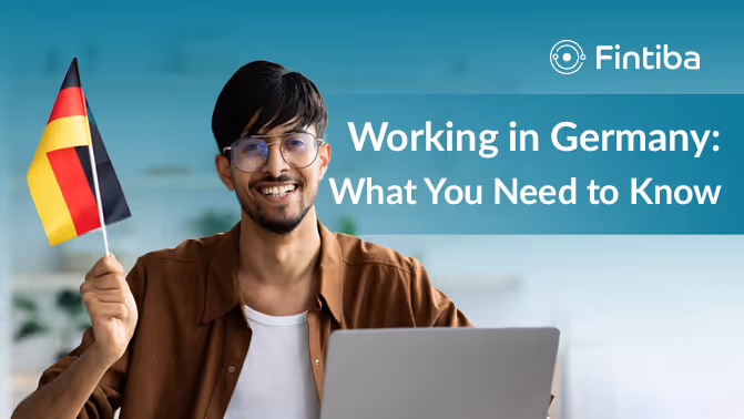 Ein lächelnder junger Mann hält eine kleine deutsche Flagge in der Hand und sitzt hinter einem Laptop mit dem Text "Arbeiten in Deutschland: Was du wissen musst".