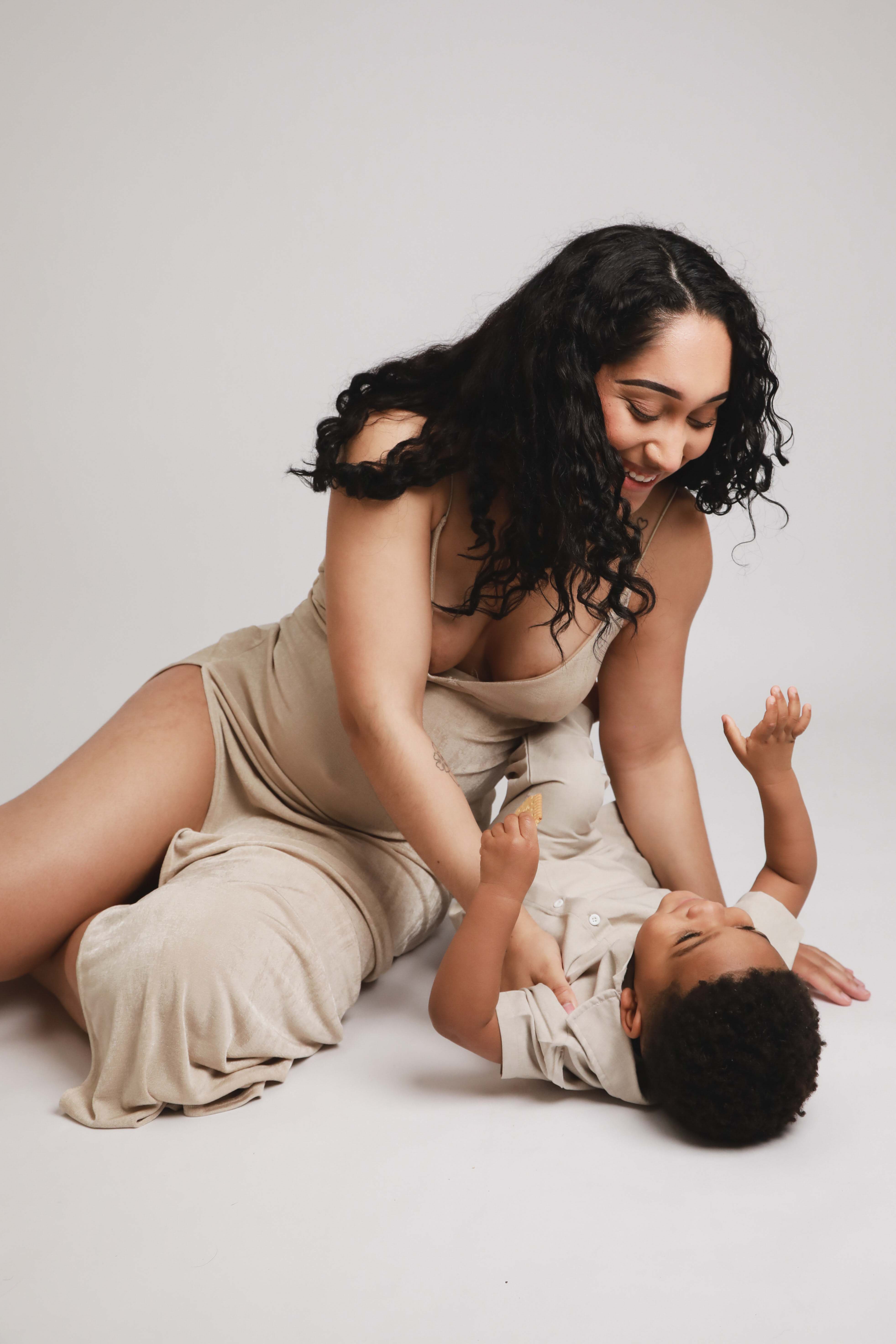 Séance photo grossesse avec aîné, moment de tendresse - Family and Love Paris