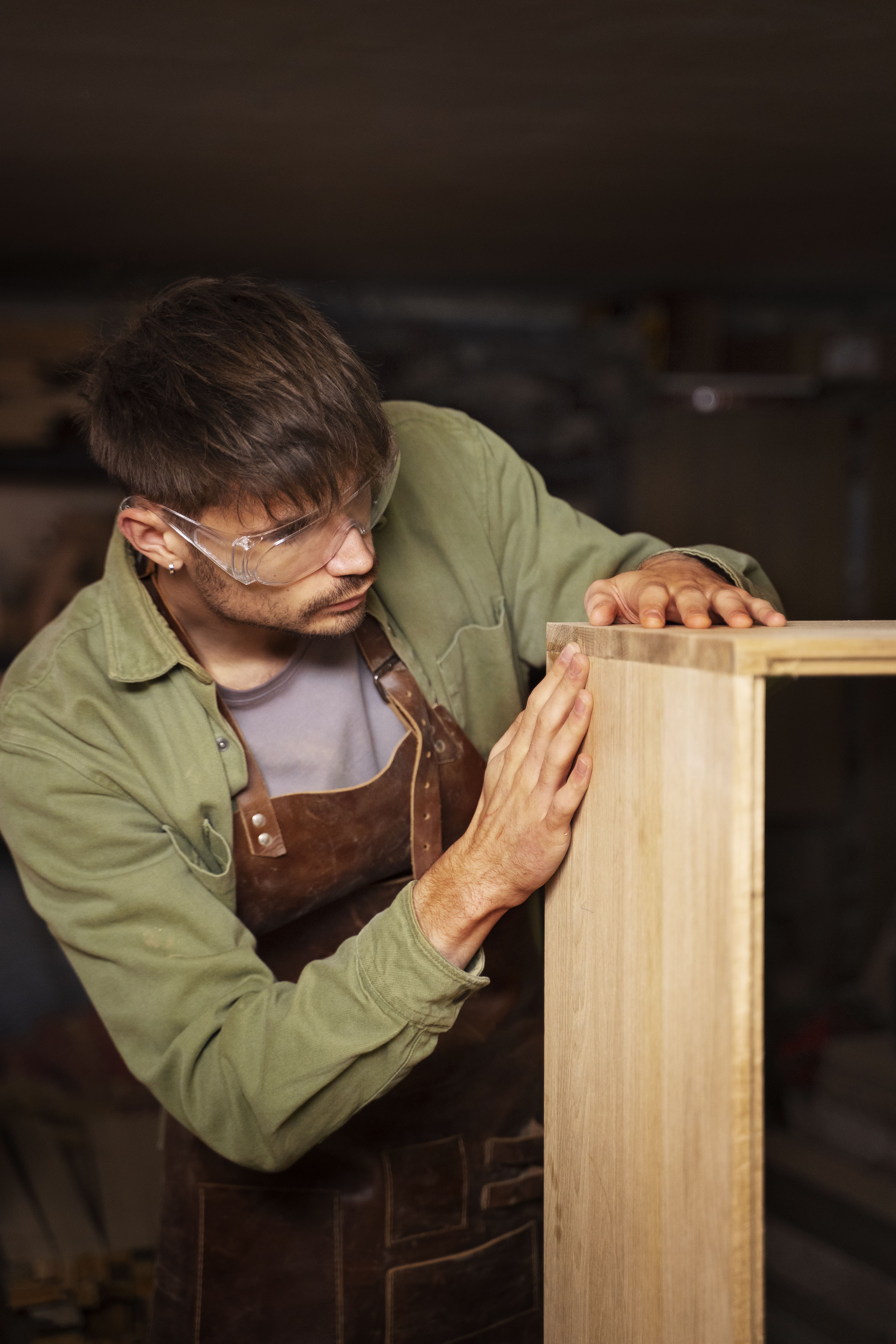 Handwerker_behandelt_holz_mit_hand