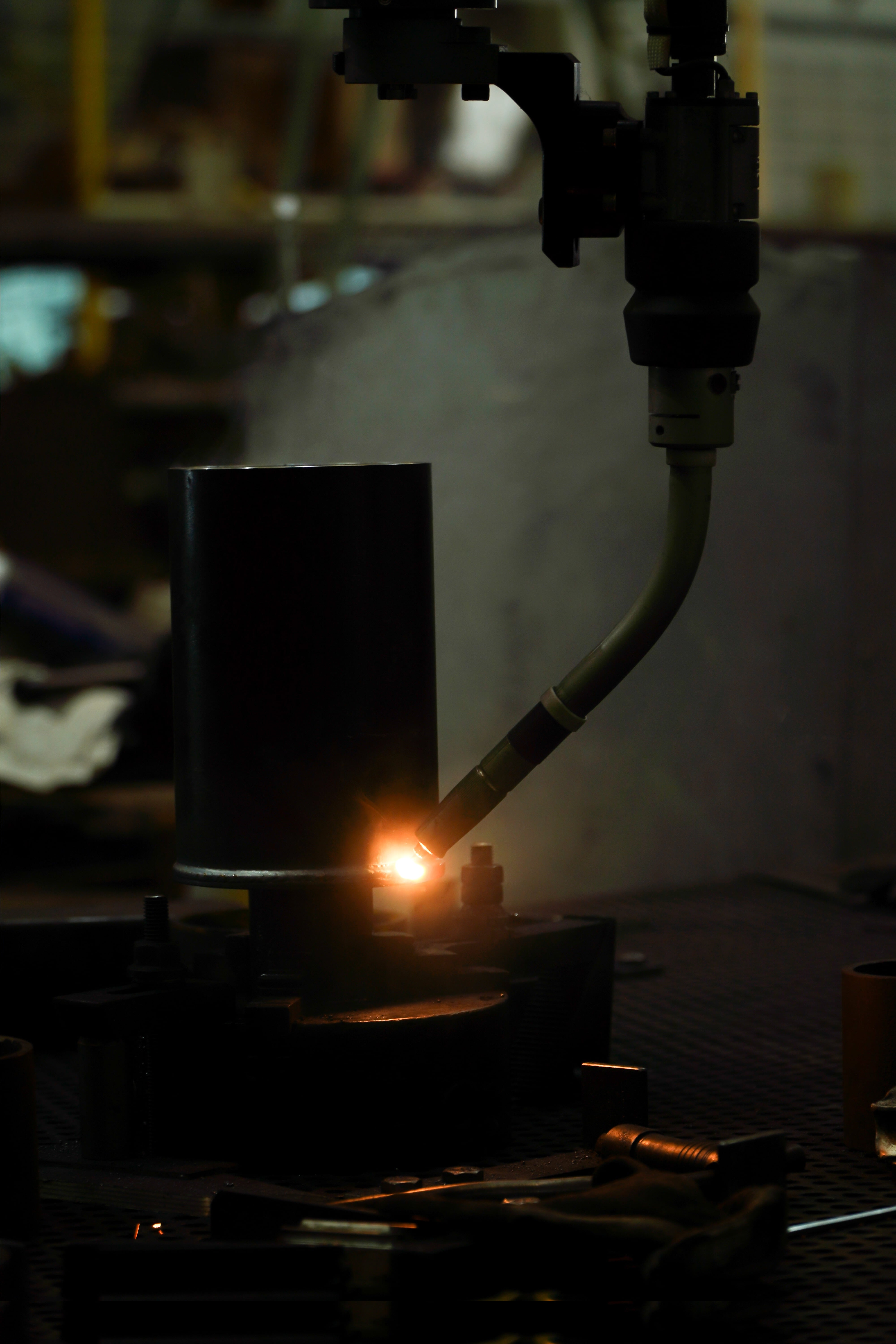 industrieller_roboter_scheisst_metall_im_dunkeln