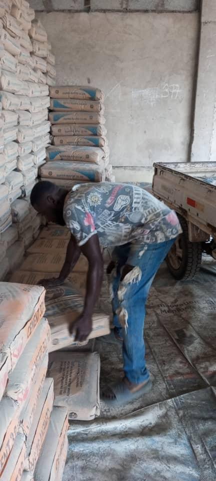 A frema travailler arranger le ciment