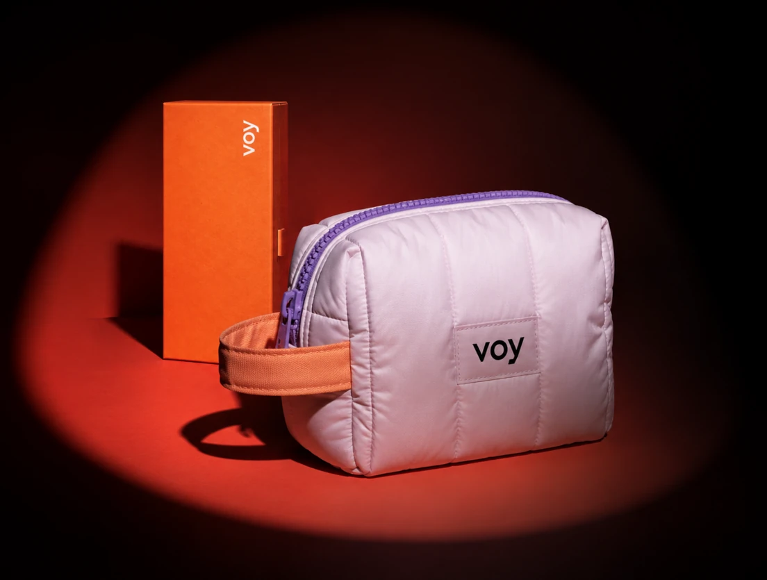 Necessaire exclusiva Voy ao lado da caixa do tratamento