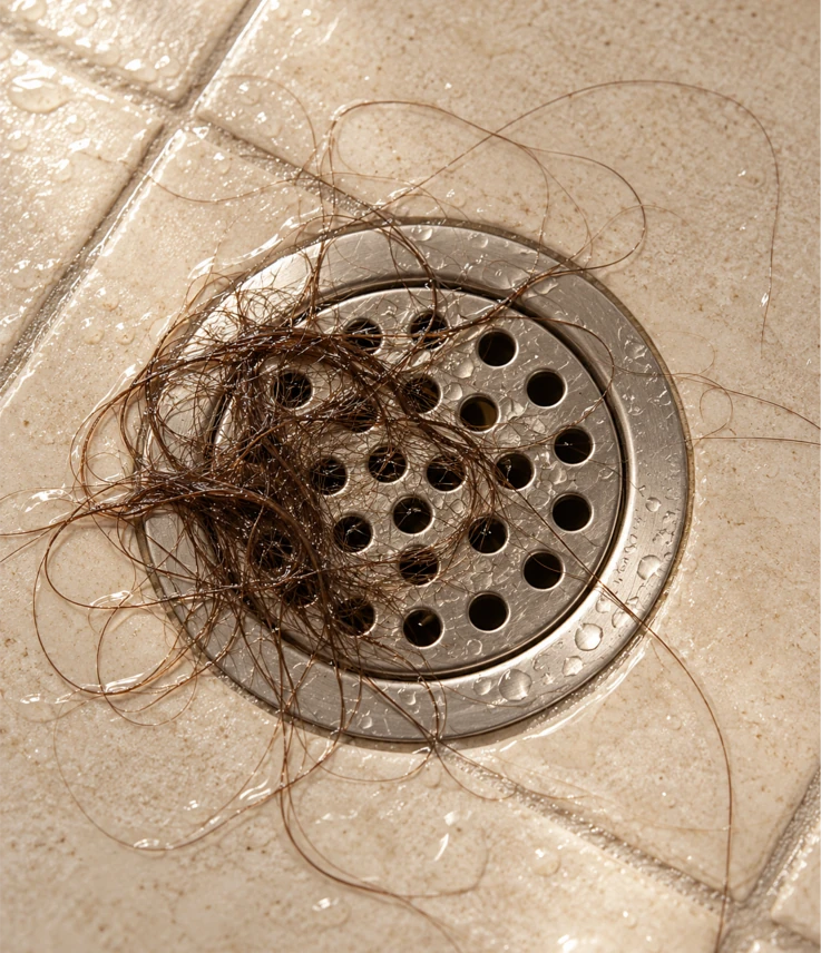 Fios de cabelo acumulados no ralo