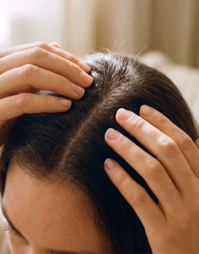 Mãos massageando o couro cabeludo