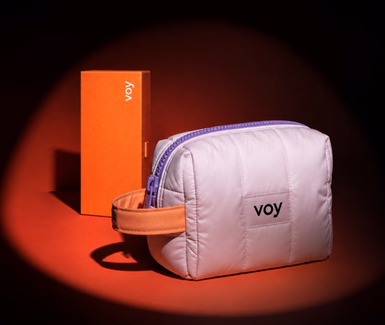 Necessaire exclusiva Voy ao lado da caixa do tratamento
