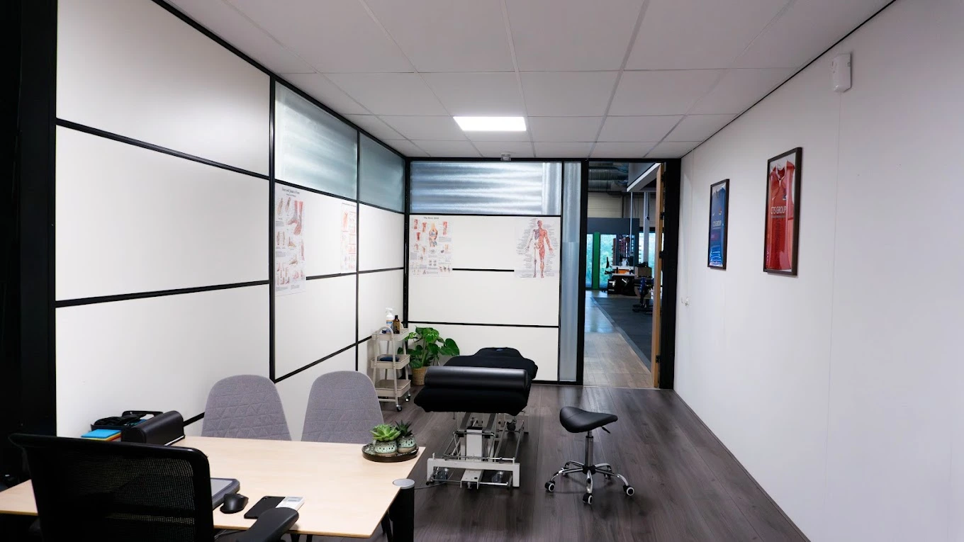 Binnenkant van fysiopraktijk Strengthfysio met de deur open